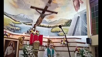 Sacerdote muere tras caerle una cruz en plena misa transmitida en vivo en Ecuador