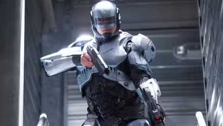 Joel Kinnaman apuntando con dos pistolas como Alex Murphy en RoboCop de 2014