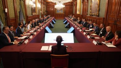 Sheinbaum se reúne con Ronald Johnson tras polémica por su papel en academia policial de Querétaro