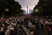 Trabajadores del IMSS protagonizan multitudinaria marcha en CDMX