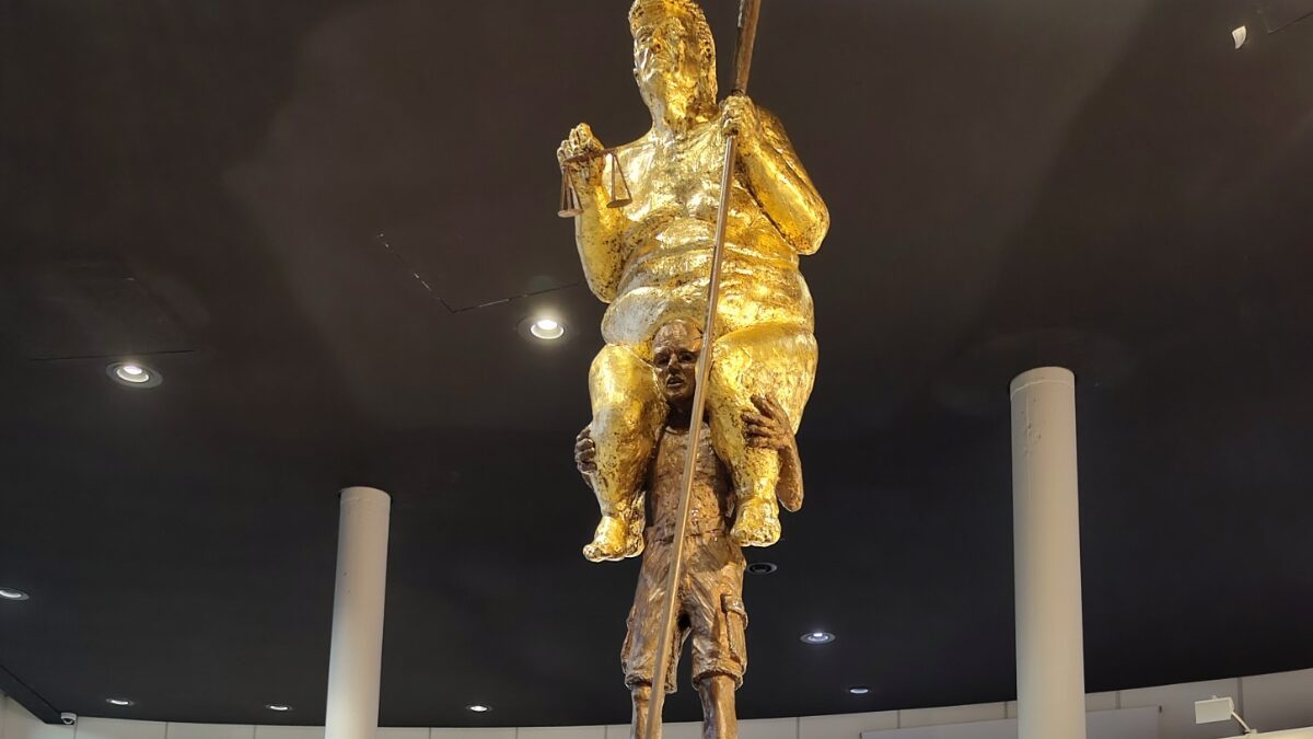 Trump dorado, desnudo y con un palo de golf sorprende al Parlamento Europeo