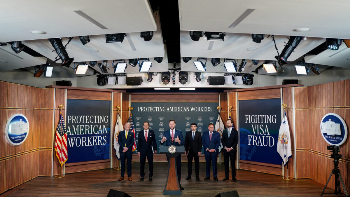 Trump excluye a Microsoft y Adobe de un programa para trabajadores inmigrantes especializados
