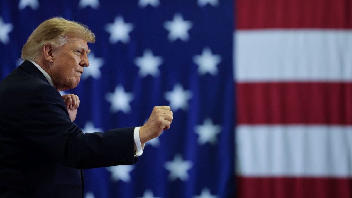 Trump tira un vaso de agua para comparar ahorro de combustible con el petróleo venezolano