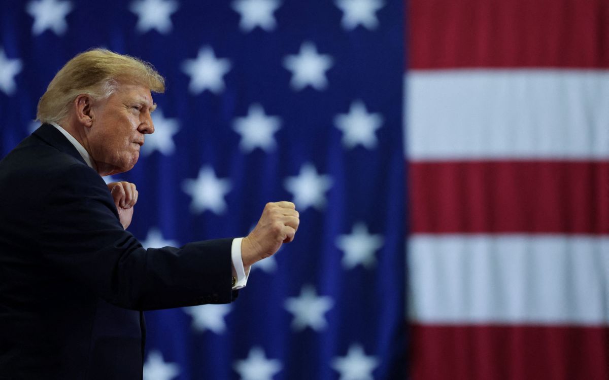 Trump tira un vaso de agua para comparar ahorro de combustible con el petróleo venezolano