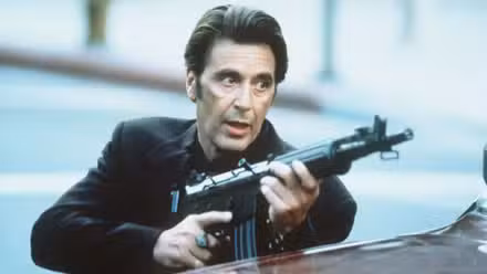 Al Pacino como Neil McCauley con una pistola en Heat
