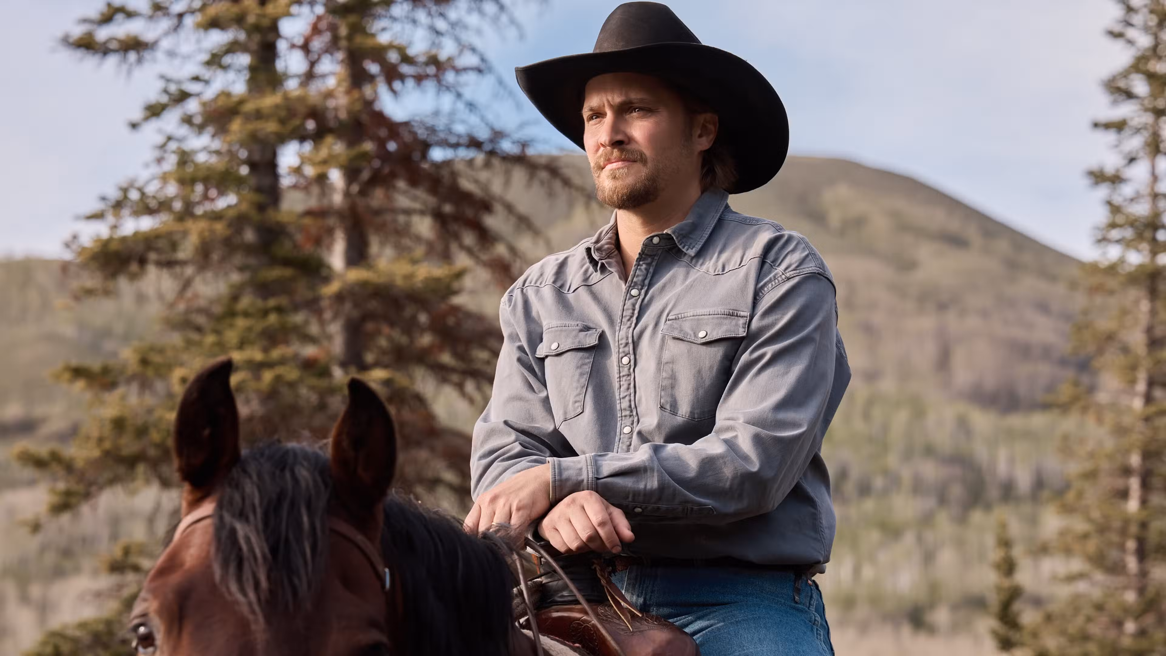 Kayce de Luke Grimes luce seria mientras está sentada encima de su caballo en la temporada 2 de Marshals